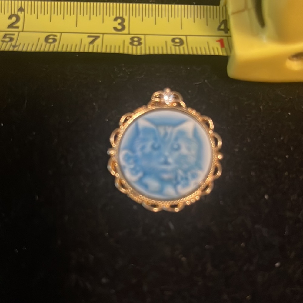 Estate Jewelry Sale Carved Kitten Face Pendant White CZ Accent stone Beautiful - Picture 4 of 4